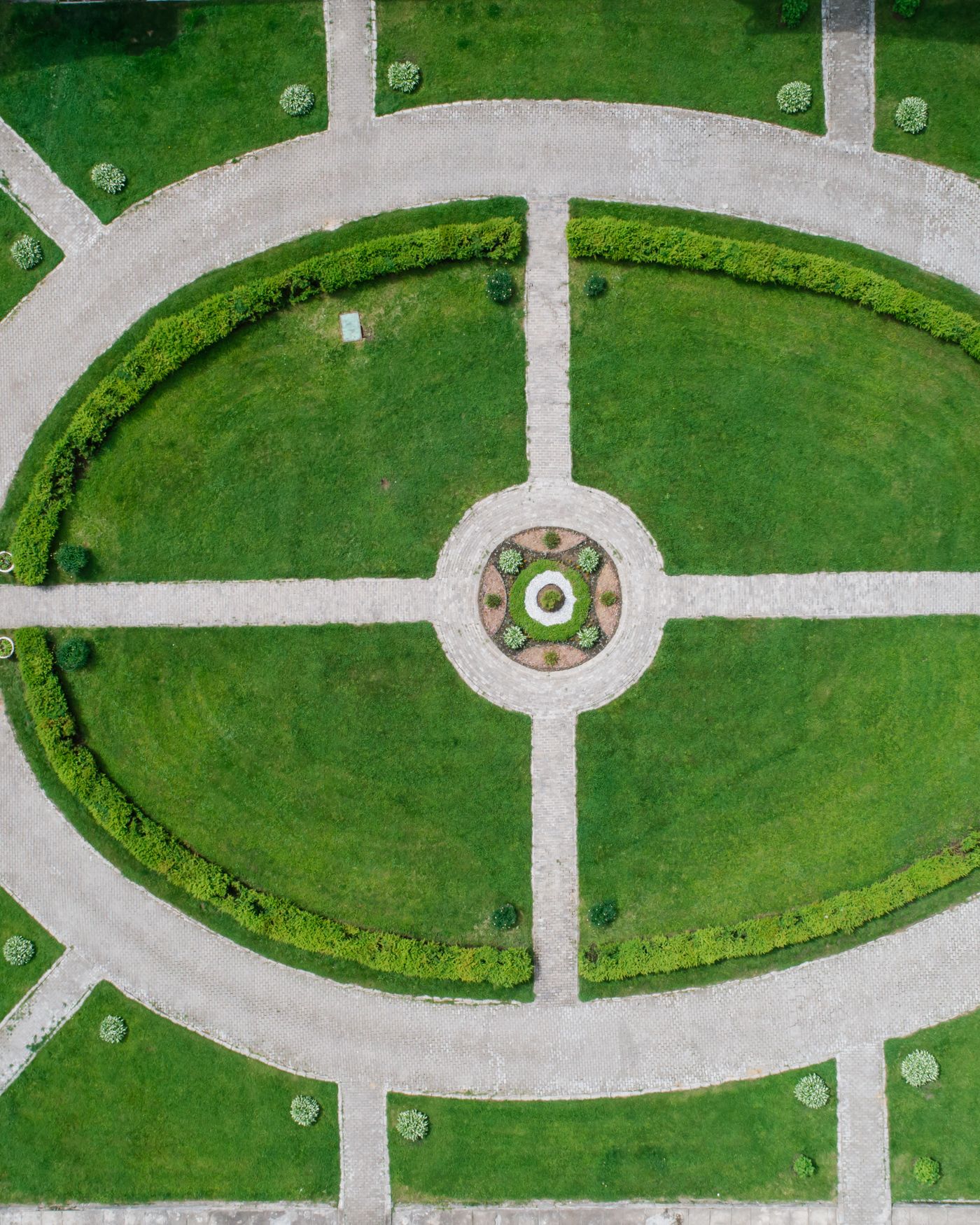 Fertige Gartenneugestaltung mit Terrassenanlage und Bepflanzung